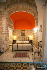 Palo del ColleB&B Savarini的卧室配有一张石墙床