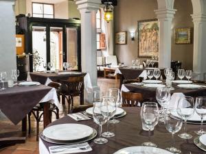 埃斯波尔莱斯埃斯波拉斯酒店的用餐室配有桌椅和酒杯