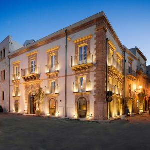 锡拉库扎阿尔吉拉奥提伽古城迷人酒店的街道上带阳台的大型白色建筑