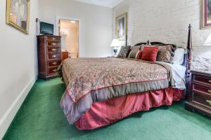 新奥尔良新奥尔良广场中心套房公寓式酒店的一间卧室配有大床和绿色地毯