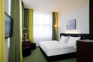 维也纳维也纳雷纳斯酒店的酒店客房,配有床和电视