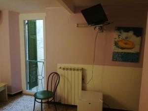 里奥马哲雷索尔萨酒店的一间房间,墙上有椅子和电视