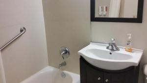 奥蒙德海滩缀富沃德比奇汽车旅馆的浴室配有盥洗盆和浴缸。