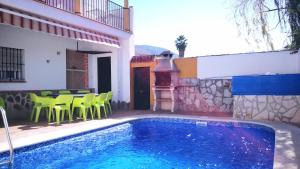 埃尔博斯克Casa La Vega的别墅 - 带游泳池和桌椅