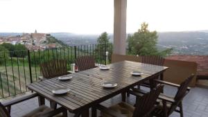 拉莫拉Casa Da Cristina Apartment Short Stay的观景阳台配有一张木桌和椅子。