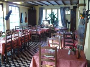 蒙特利马尔Auberge La Pignata的一间在房间内配有桌椅的餐厅
