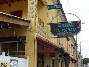 蒙特利马尔Auberge La Pignata的大楼一侧酒店标志