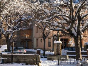 戈索尔奎恩塔特里屋旅馆的一座有树木和建筑物的雪覆盖的院子