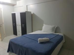 巴西利亚Asa Norte的一间卧室配有一张带蓝色毯子的床