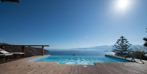 阿基欧斯尼古拉斯Villa with a Character Mirabello Suites的享有水景的游泳池