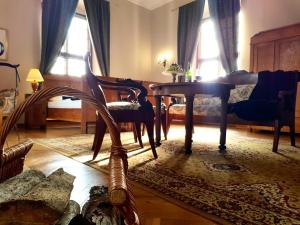瓦古夫扎麦可角尼瓦酒店的客厅配有桌子和椅子