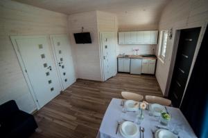 鲁斯诺沃10 w skali Beauforta的小房间设有桌子和厨房