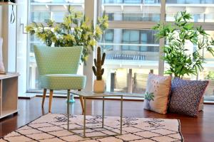 米拉多罗Apartamentos LÓRIEN Milladoiro的客厅配有桌椅和植物