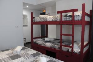 托莱多托莱多绿洲背包客旅馆的一间客房内配有两张双层床的房间