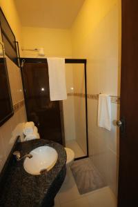 圣洛伦索OKE Apart Hotel的一间带水槽、卫生间和淋浴的浴室
