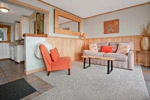 新港玛瑙海滩汽车旅馆的客厅配有沙发和桌子