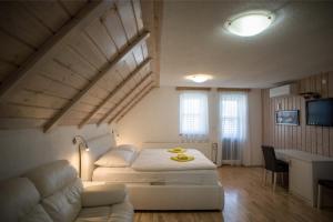 普利特维采湖Villa Lika 1的一间卧室配有一张床、一张沙发和一张书桌