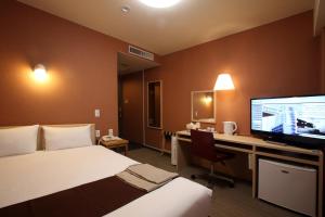 高山高山田园酒店的酒店客房配有一张床和一张带电脑的书桌