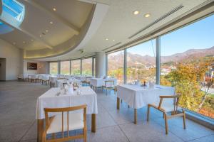 藏王温泉高宫琉璃度假酒店的用餐室设有桌椅和窗户。