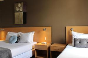 沃里克农场埃尔托罗汽车旅馆的酒店的客房 - 带2张带白色枕头的床