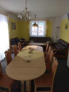 卡什佩尔斯凯霍里尤费赛璐度假屋的客厅配有桌椅和沙发