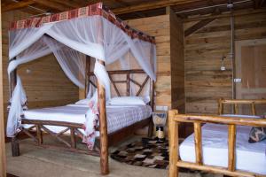金贾生活水域度假酒店的小木屋内一间卧室,配有两张床