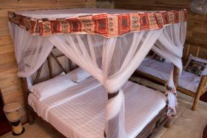 金贾生活水域度假酒店的一张带天蓬的床
