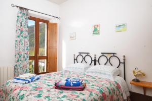 维勒塔巴雷亚Bed & Breakfast De Contra的一间卧室配有一张带花卉床罩的床和窗户。