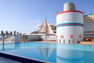 特拉维夫希律特拉维夫海滨酒店的船和灯塔旁的游泳池