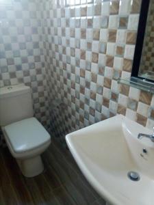 尼甘布Nethmi Rooms的浴室配有白色卫生间和盥洗盆。