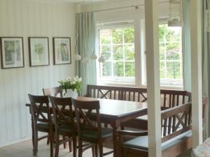 巴斯托夫Spacious Holiday Home in Bastorf near Seabeach with Garden的一间带桌椅和窗户的用餐室