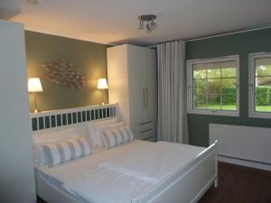 巴斯托夫Spacious Holiday Home in Bastorf near Seabeach with Garden的卧室配有白色的床和窗户。