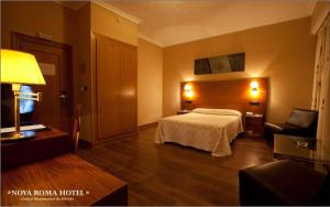 梅里达新罗马酒店的配有一张床和一把椅子的酒店客房