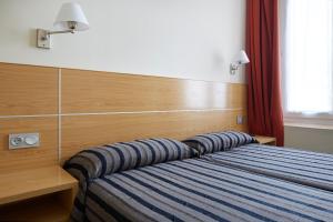 扎鲁亚斯木斯卡广场酒店的一间卧室配有一张带两个枕头的床