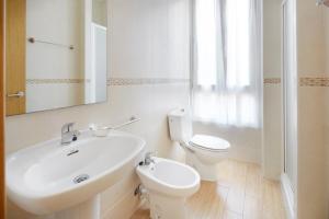 扎鲁亚斯木斯卡广场酒店的白色的浴室设有水槽和卫生间。
