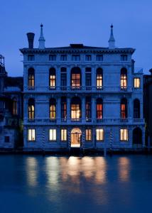 威尼斯利维基金会酒店的水中灯火通明的大建筑