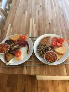 BlackwaterfootThe Greannan Bed & Breakfast的桌上两盘食物,配上食物盘