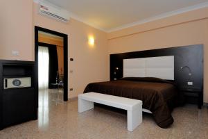 EH Suites Rome Airport Euro House Hotels客房内的一张或多张床位