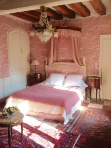 勒孔德拉玛科尔德博伊斯瑞特庄园酒店的卧室配有一张带粉红色墙壁的大床
