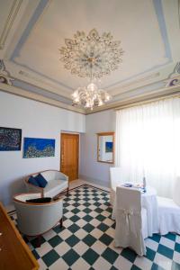 圣马力诺莫达安提卡迪莫拉宾馆的配有一张床和吊灯的房间