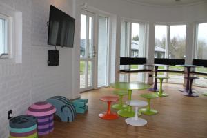 腓特烈西亚弗格萨格岑特酒店的一间房间,地板上设有多彩的桌子和凳子
