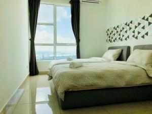 新山Pinnacle Tower Apartment Stay by Feel Suites的一间卧室设有一张大床和大窗户