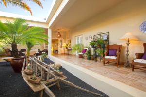 卡列罗港Villa Mila的客厅里摆放着许多家具和植物