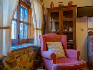 纳瓦孔塞霍El Cerrillo的客厅配有椅子和窗户