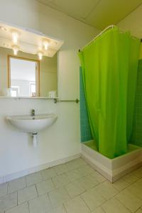 阿尔加约拉莱斯嘉勒海滩酒店的一间带水槽和绿色淋浴的浴室