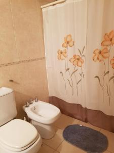科尔多瓦Juventus的浴室设有卫生间和鲜花淋浴帘