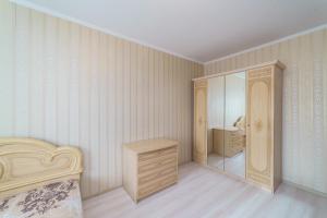 克麦罗沃Притомский, 13的一间卧室配有一张床、梳妆台和镜子