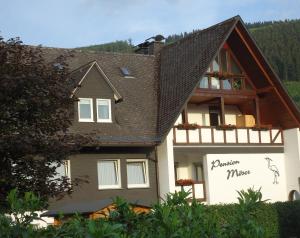伦讷施塔特Pension Möser的屋顶上标有标志的房子