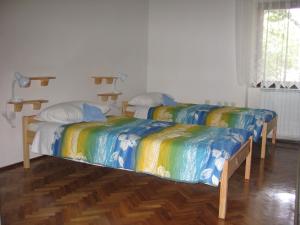 伊利尔斯卡比斯特里察Guest House Rože的两张带彩色床单的床