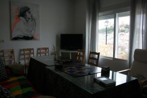 阿尔卡拉拉雷亚尔Mirador Tierra de Frontera的客厅配有桌子和电视